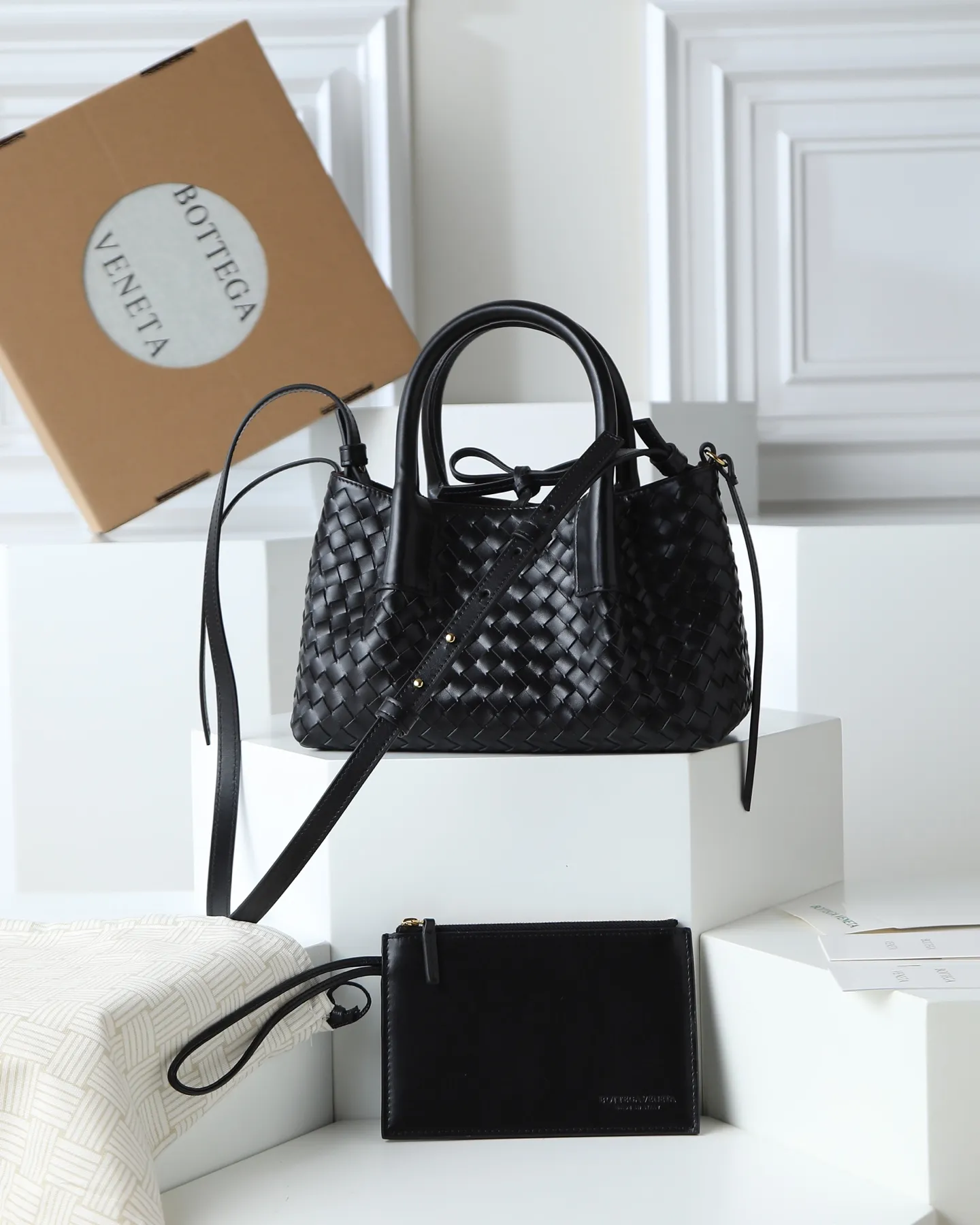 1000. BOTTEGA VENETA's 2025 new product pinacoteca has super soft leather, and the weaving function, practicality and relaxed fashion sense have not been lost ❤️‍🔥Amway is a must-have bag for sisters when going out. The size also accurately meets the commuting needs of urban beauties, and it can fit everything! ! ! 🔥The capacity should not be underestimated~ It doesn’t pick the person, the occasion, or the occasion. With its majestic curved outline, exquisite woven texture, delicate edges and rounded handles, this woven vegetable basket bag truly achieves the goal of “dressing up and being fashionable without getting in the way”~ Are you interested in Jimei? Style number: 819004 Size: 24*15*12cm